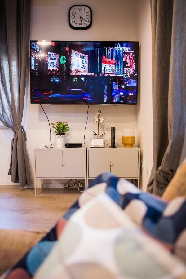 Luxurious With Private Garden Apartment *