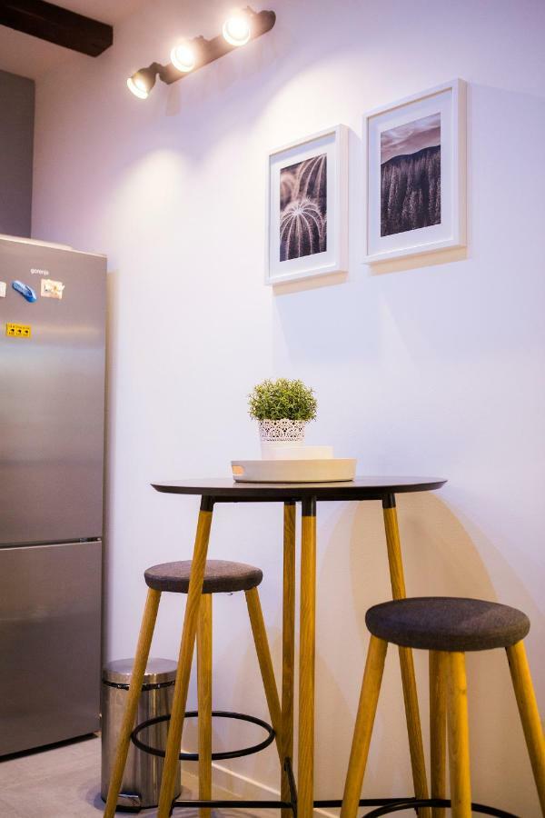 Luxurious With Private Garden Apartment *