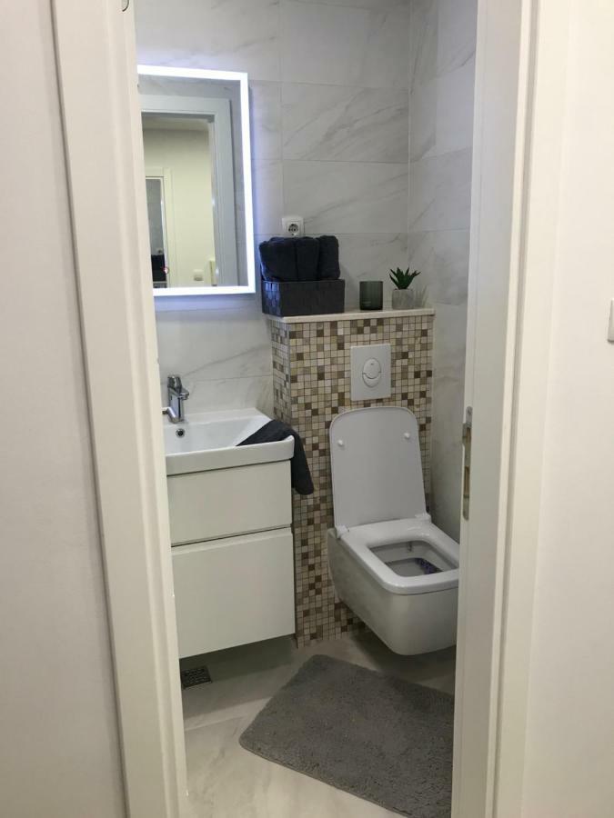 Apartment M&r *