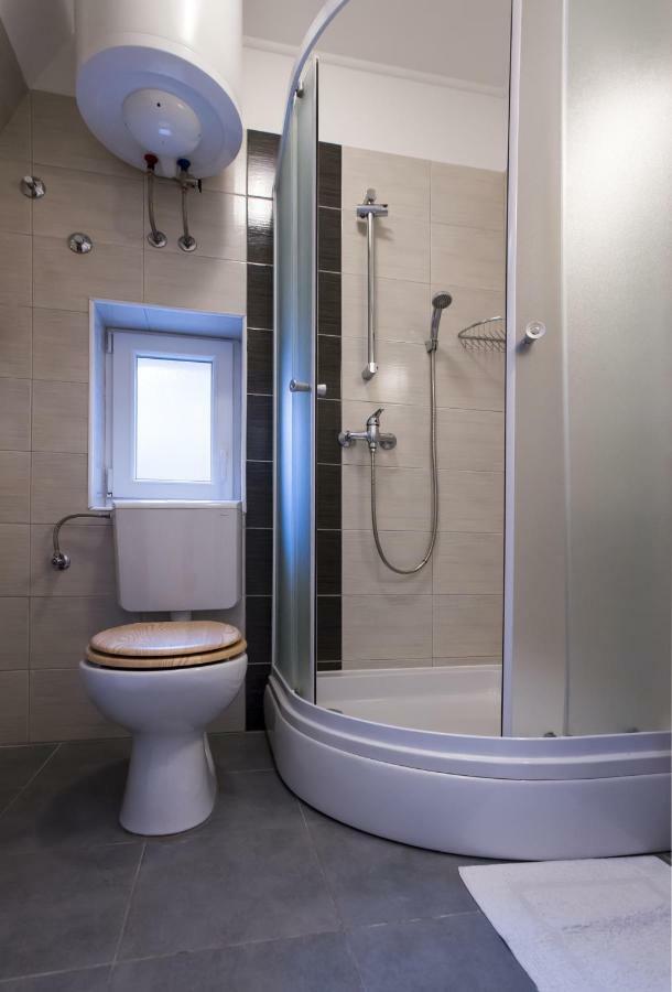 Julije Rooms