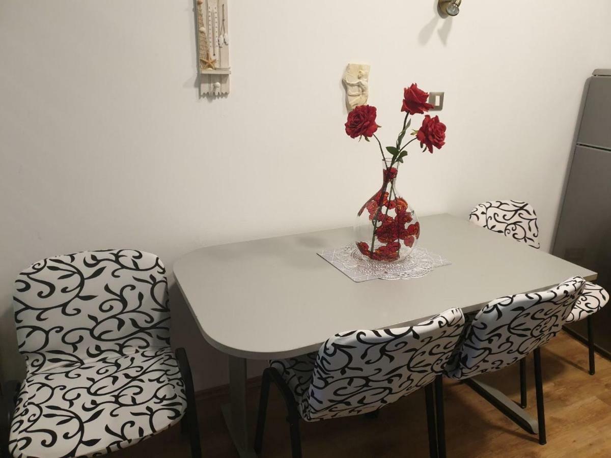 Studio Two Roses *