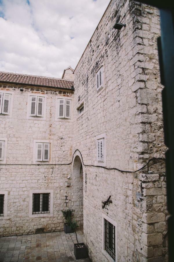 5 Minutes Walk Art Apartment