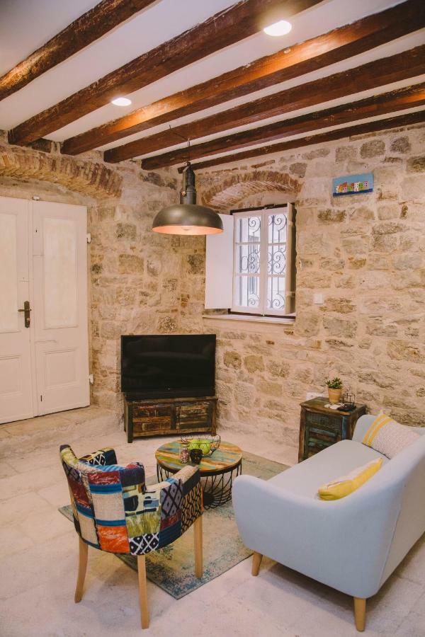 5 Minutes Walk Art Apartment *