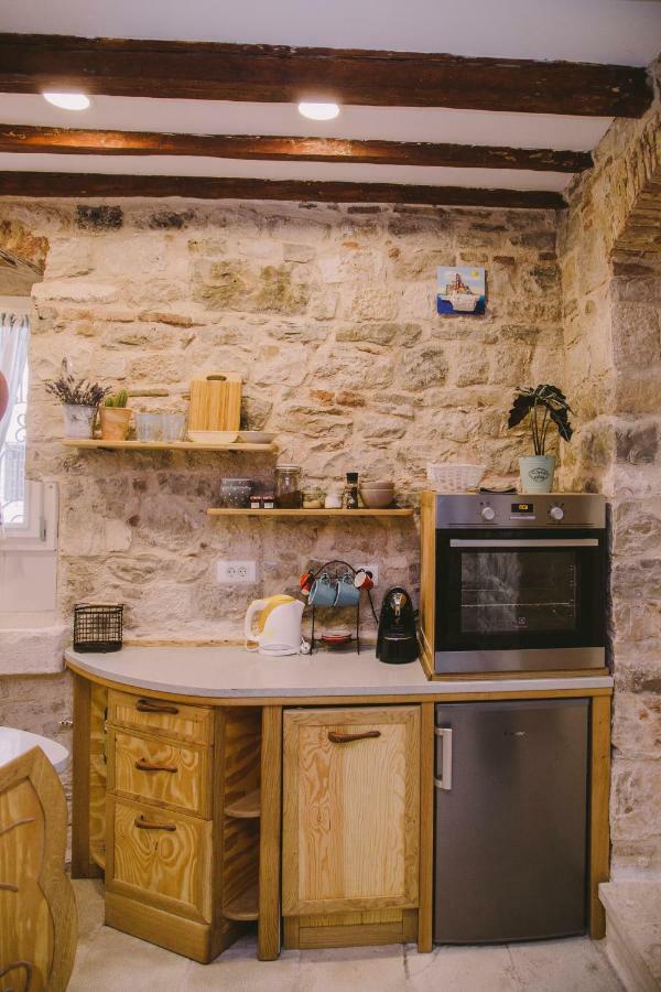 5 Minutes Walk Art Apartment