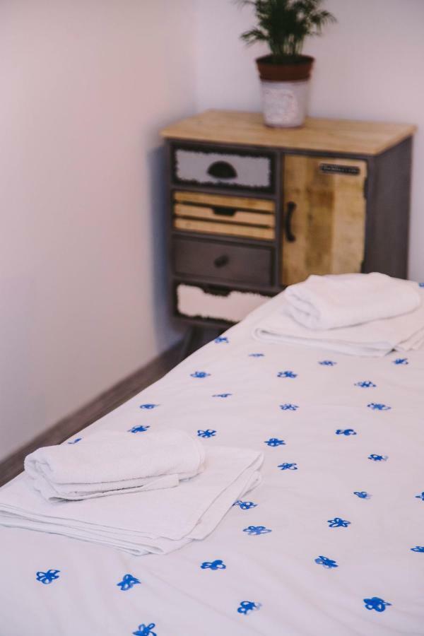 5 Minutes Walk Art Apartment