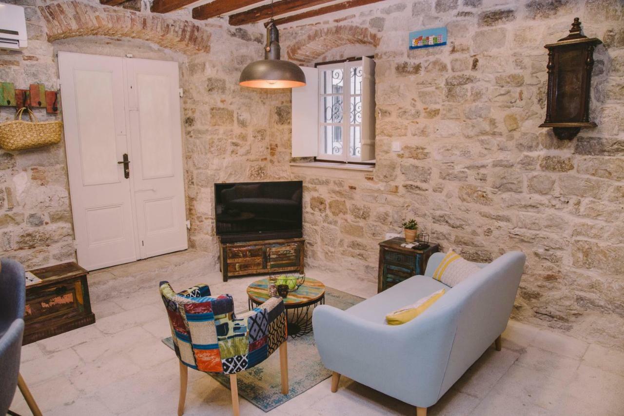 5 Minutes Walk Art Apartment *