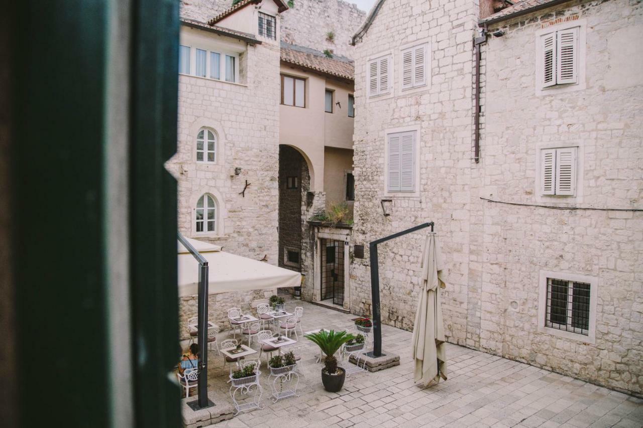 5 Minutes Walk Art Apartment Split
