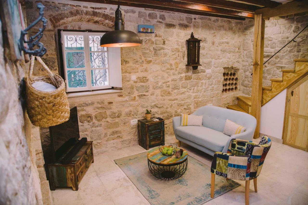 5 Minutes Walk Art Apartment *