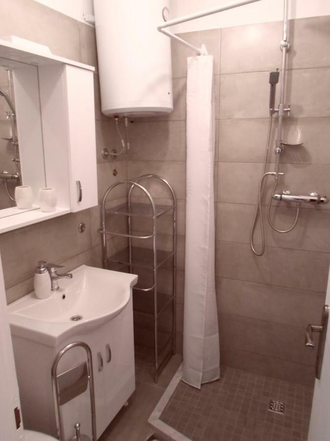 Leona Apartment Split