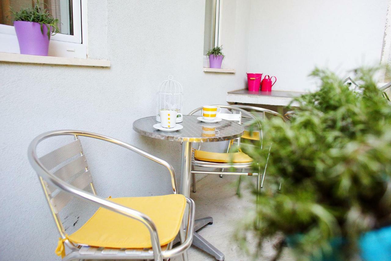 Le Monde Apartment Split