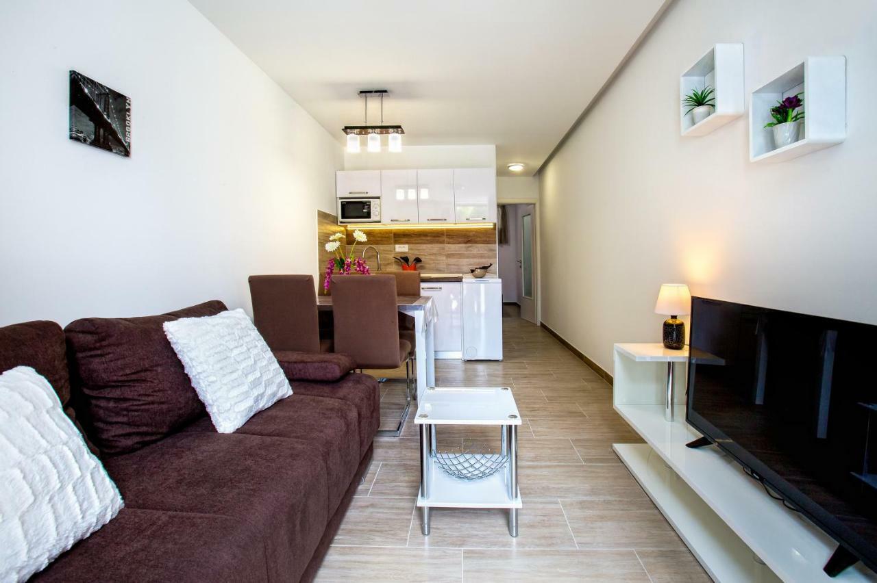 Nives In The Center - Free Parking Apartamento