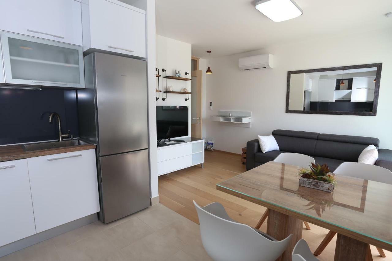 As's Apartment Split