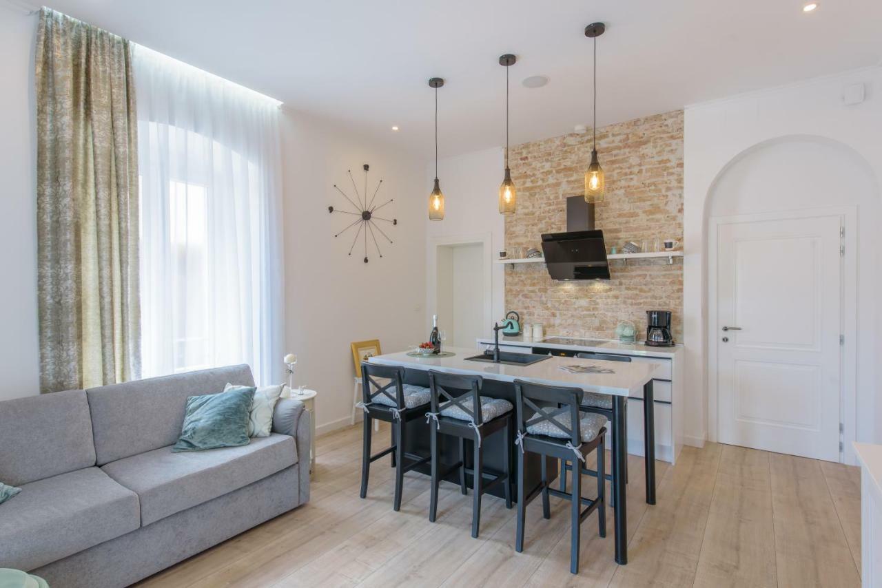 Arcus With Beautiful Terrace