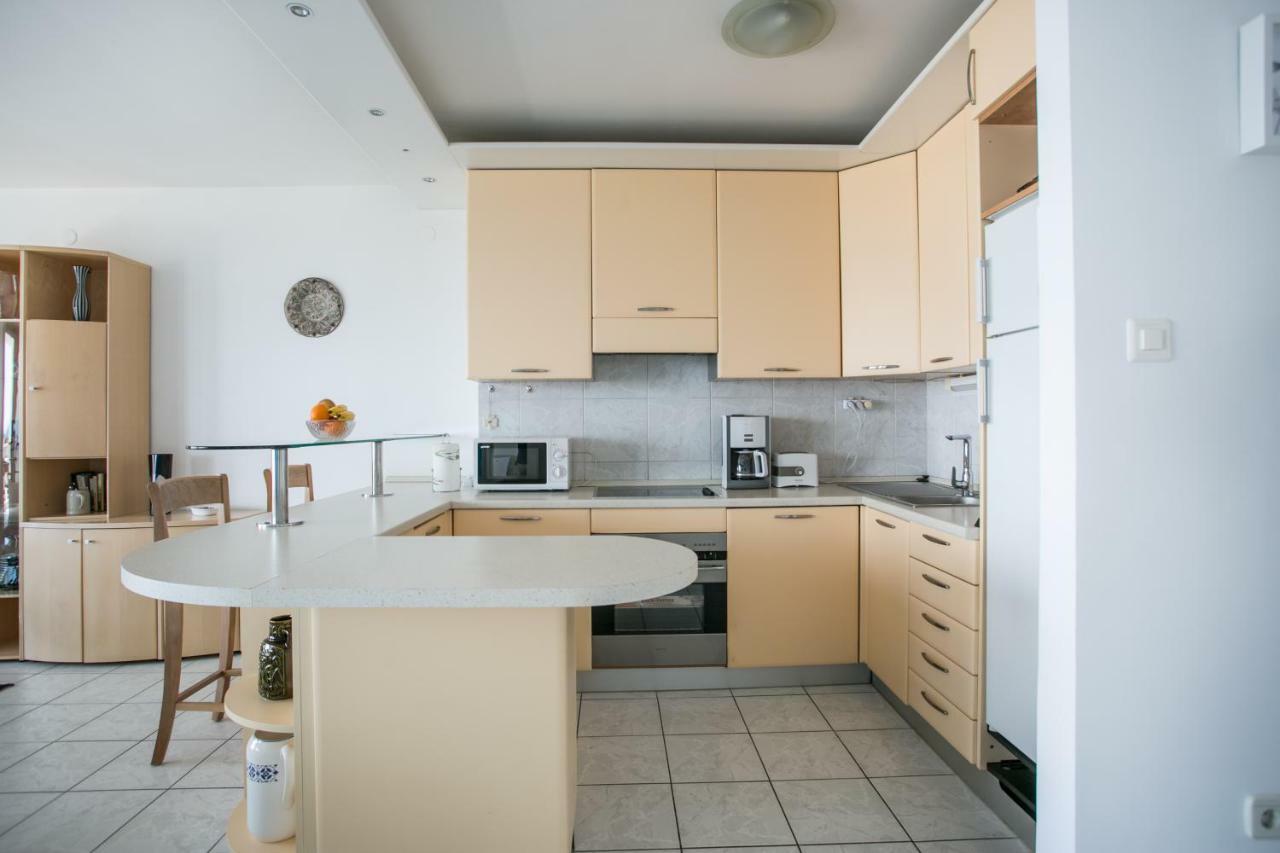 Sea View Reno W/garage Split