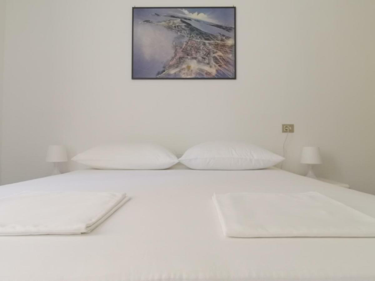 Spacious 140m2 Downtown 3 Bedroom Apartment *