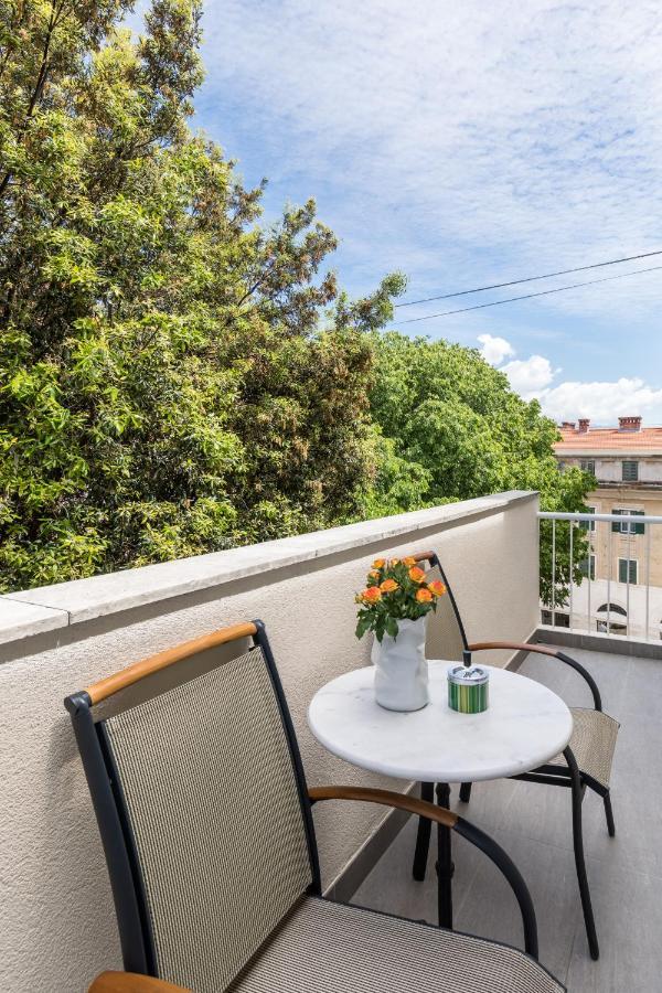Down Town Apartment Split