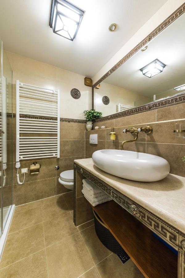 Ave Caesar Apartment