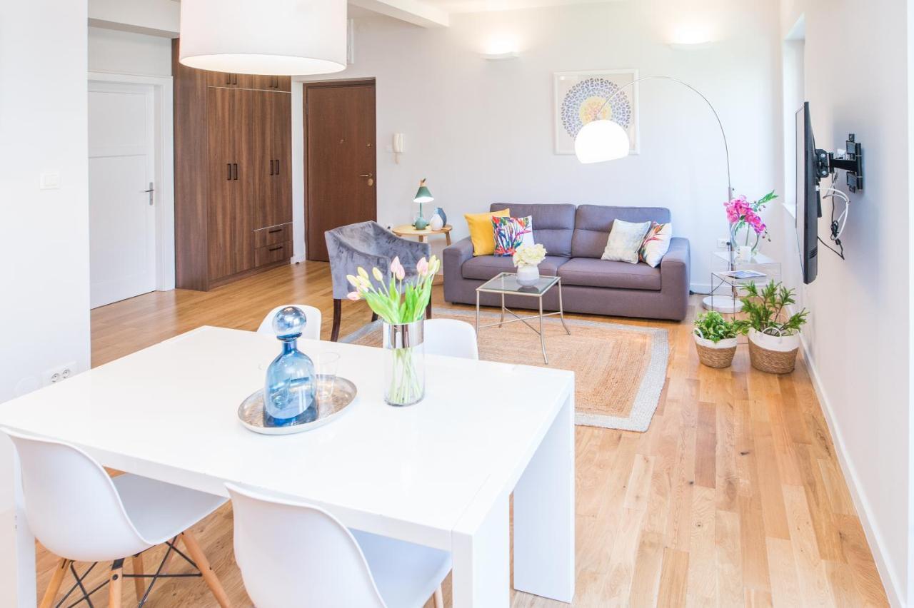 Franco's Spacious - Great Location Apartment *