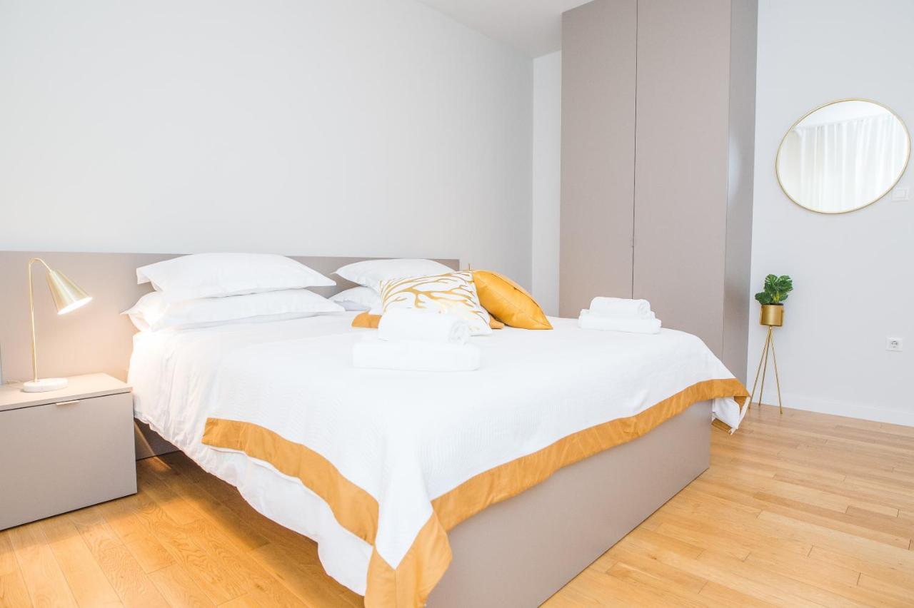 Franco's Spacious - Great Location Split