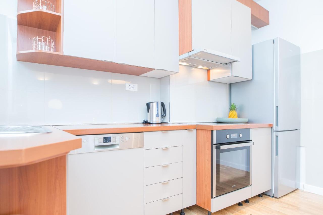 Franco's Spacious - Great Location Apartment Split