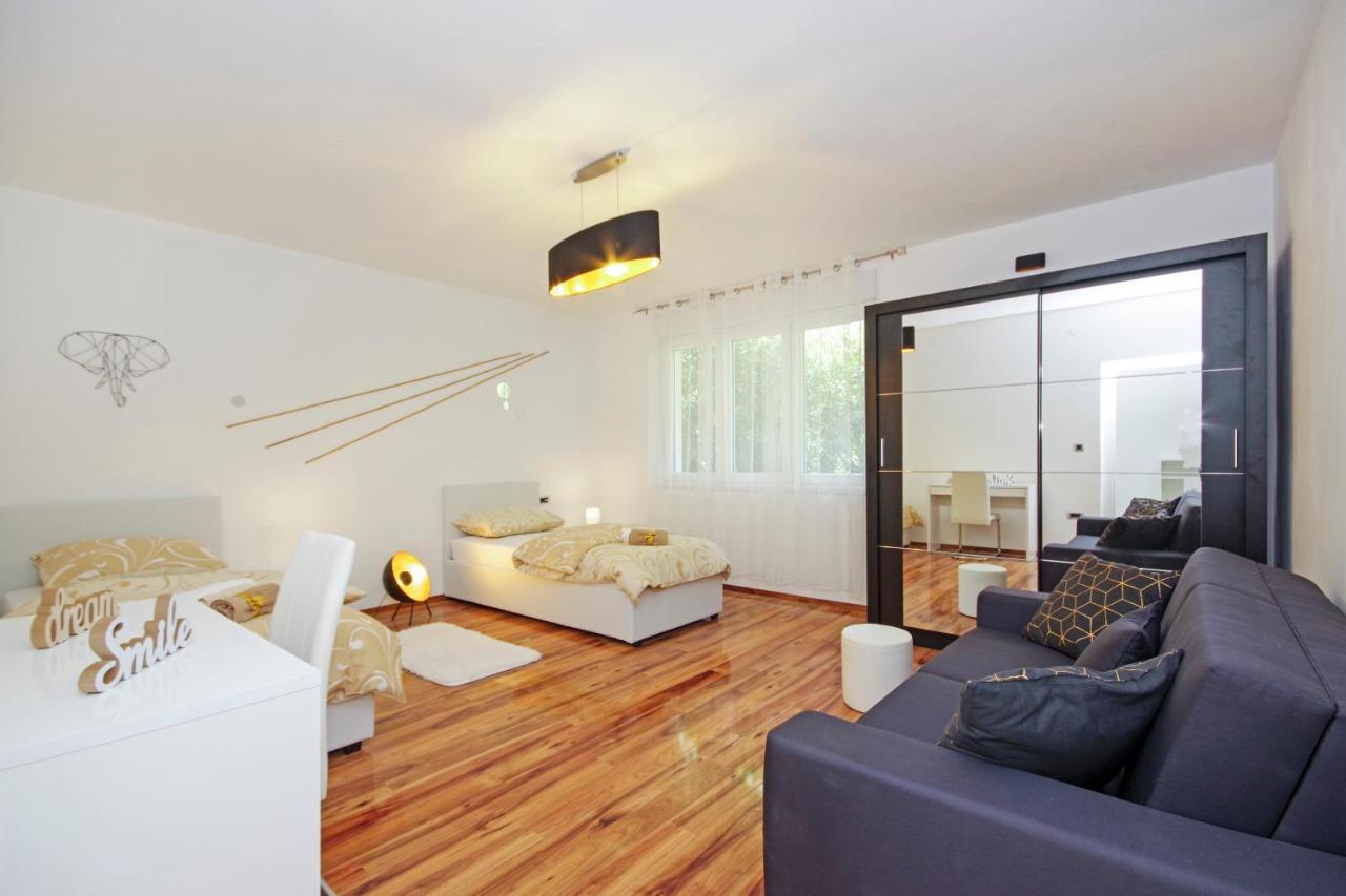 Symphony Veranda: Modern, New