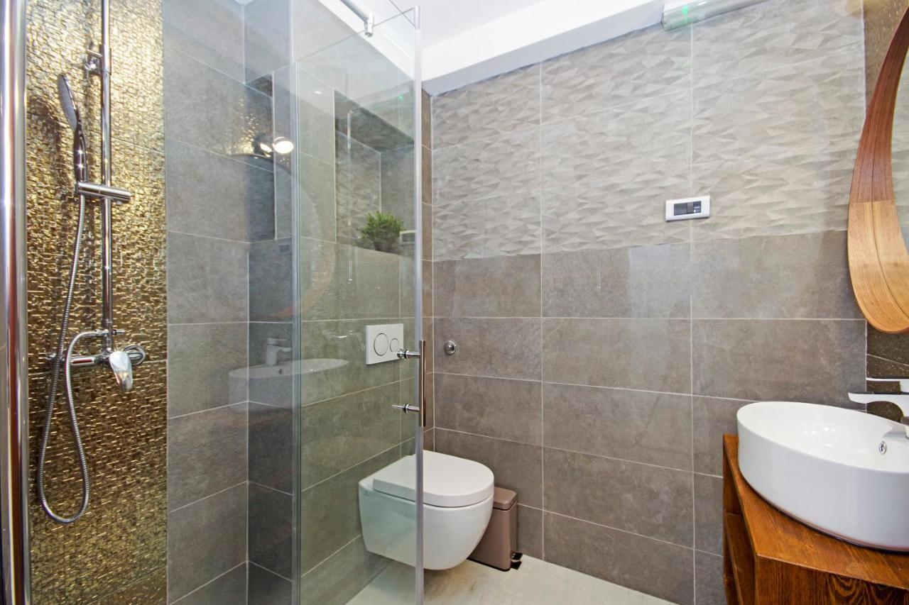 Symphony Garden: Modern, New Apartamento Split