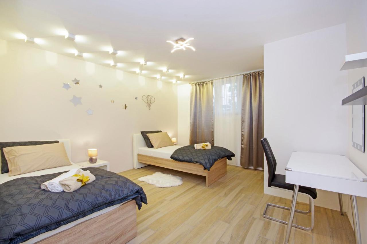 Symphony Garden: Modern, New Apartamento *