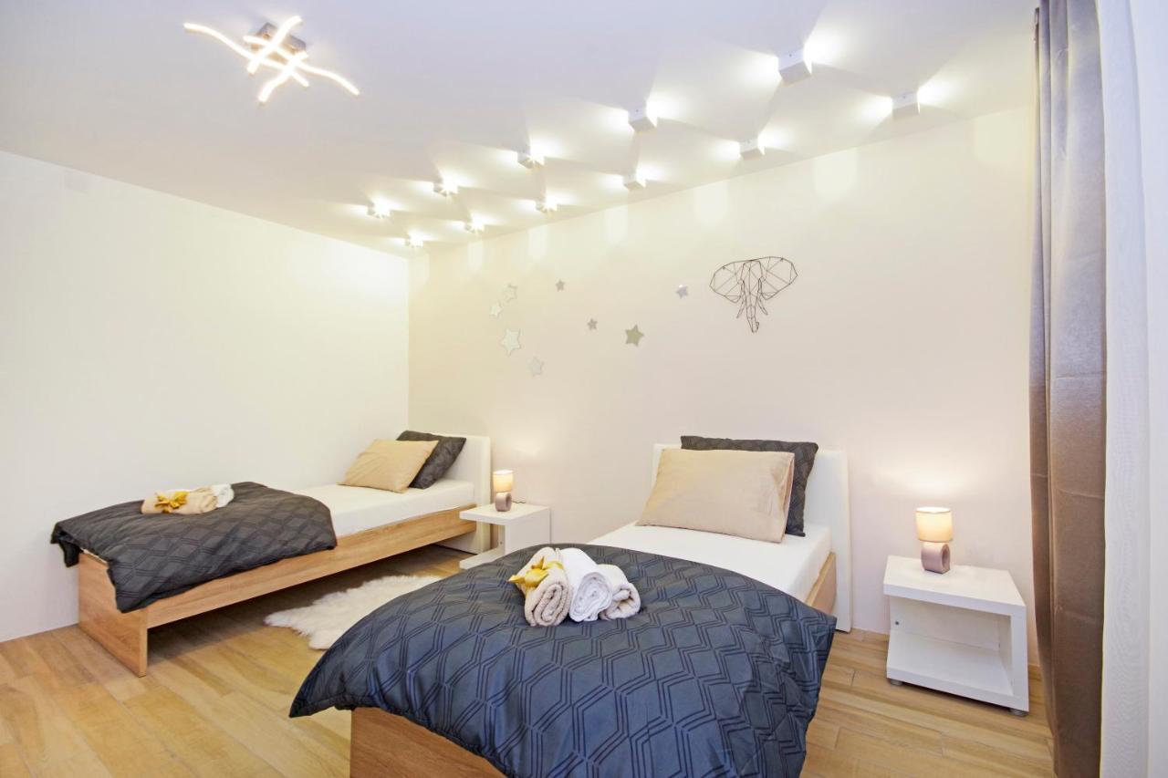 Symphony Garden: Modern, New Apartamento *