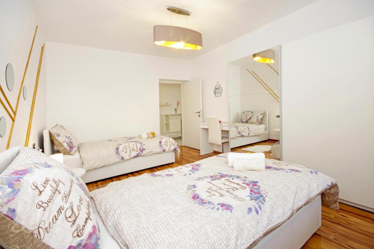 Symphony Veranda: Modern, New Apartamento