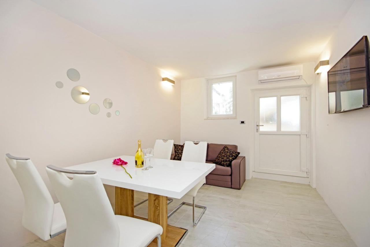 Symphony Garden: Modern, New Apartamento *