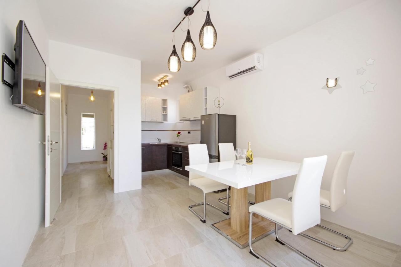 Symphony Veranda: Modern, New *