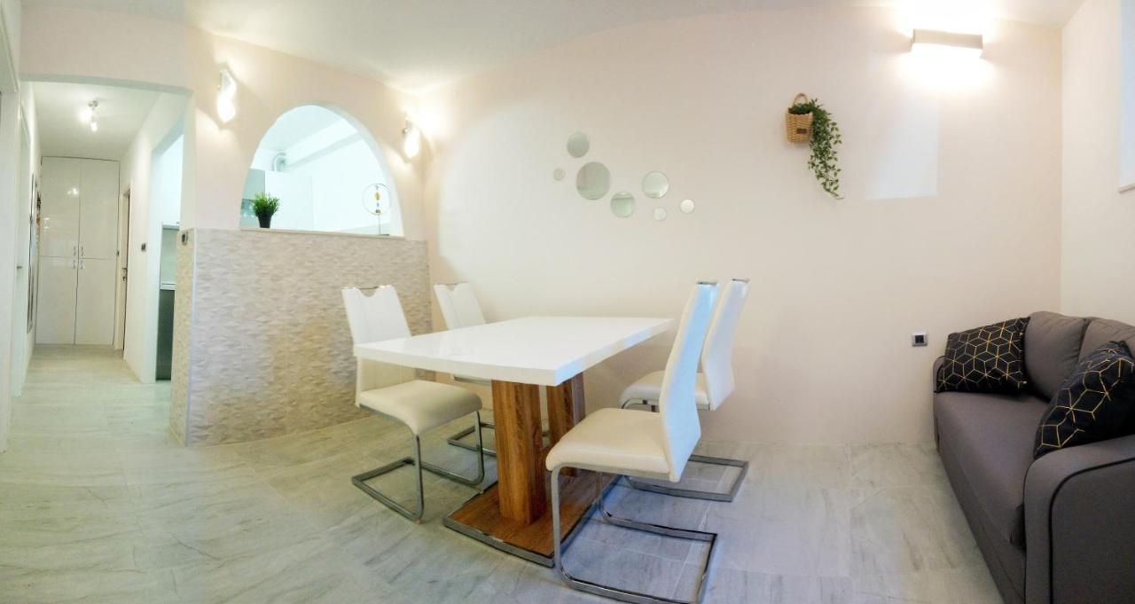 Symphony Garden: Modern, New Apartamento *