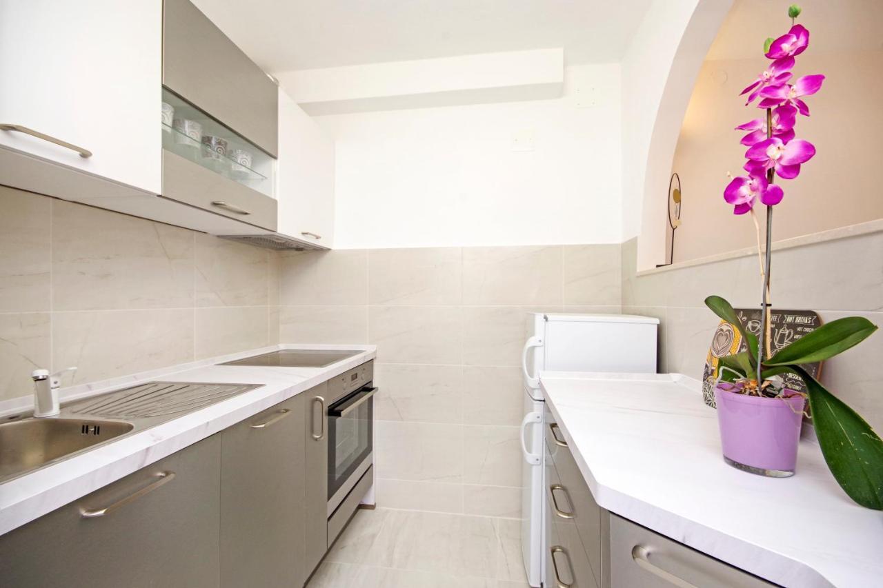 Symphony Garden: Modern, New Apartamento