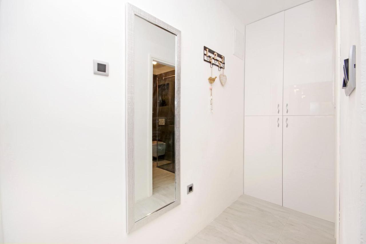 Symphony Garden: Modern, New Apartamento