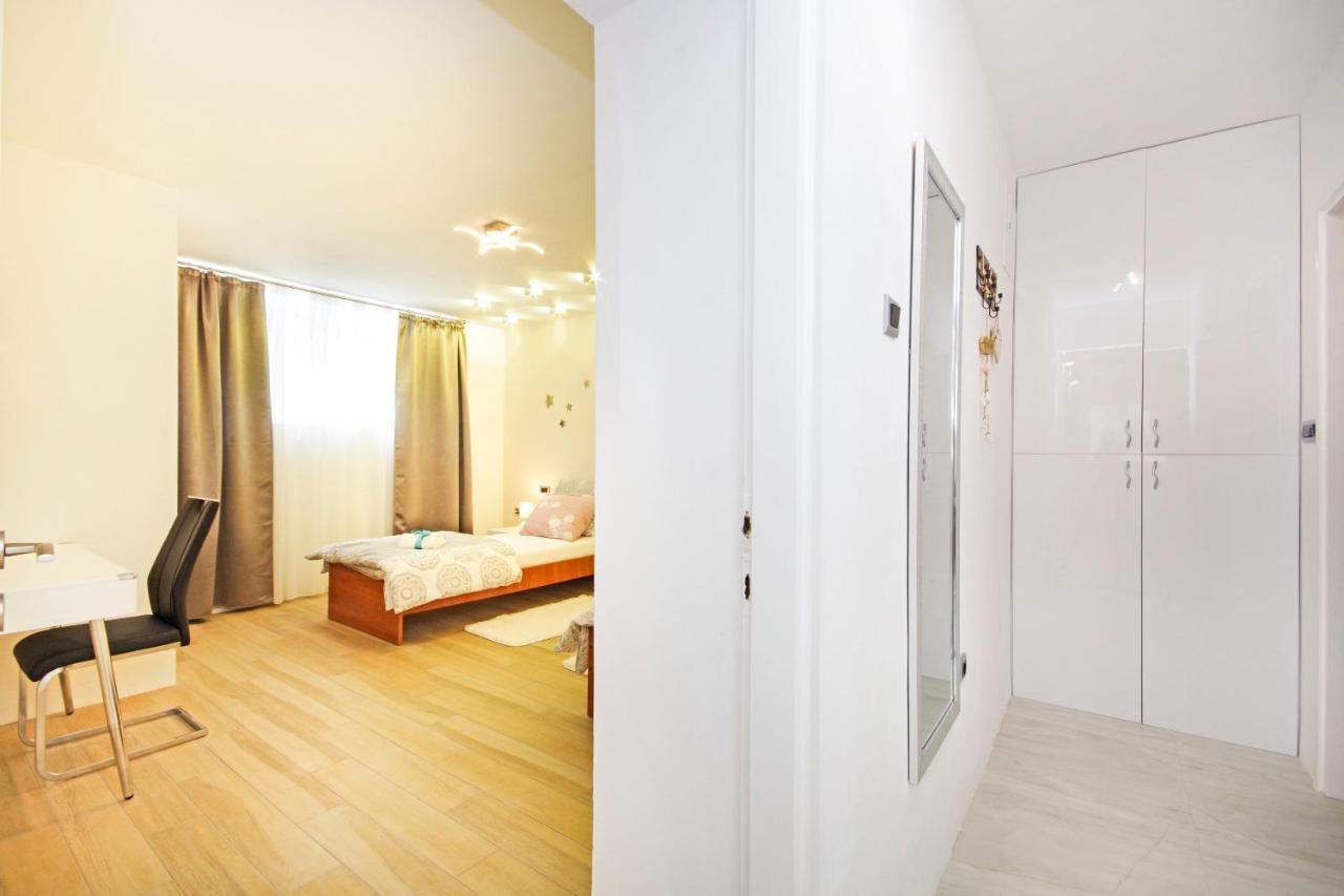 Symphony Garden: Modern, New Apartamento Split