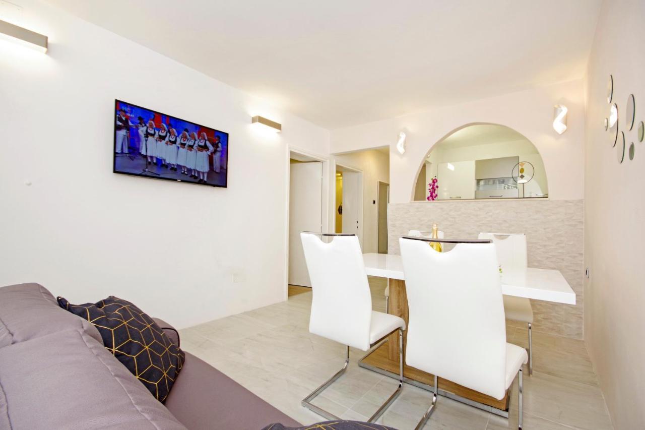 Symphony Garden: Modern, New Apartamento *
