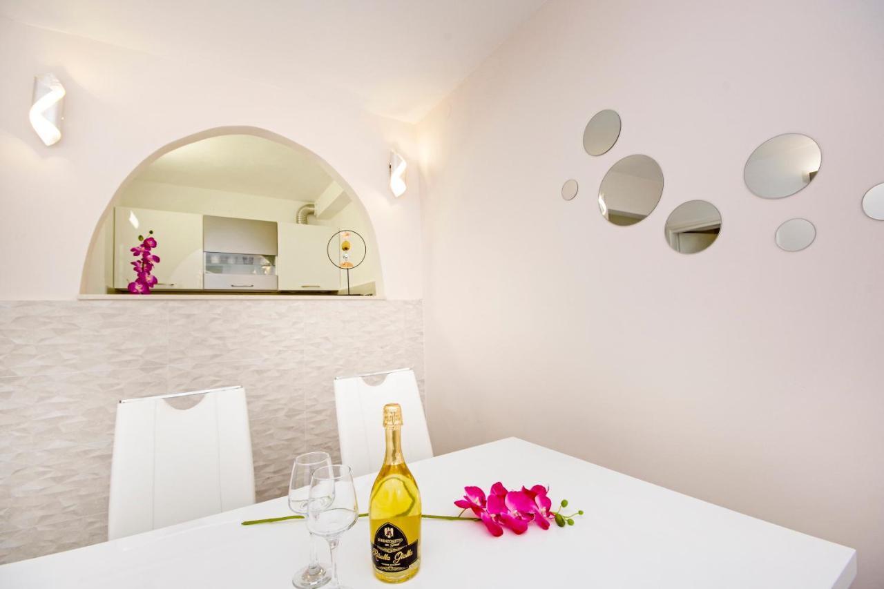 Symphony Garden: Modern, New Apartamento