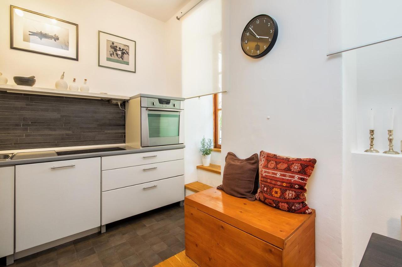 Minimalist Hidden Gem Spacious Flat In Center Split