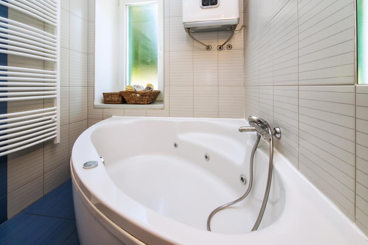 Minimalist Hidden Gem Spacious Flat In Center Split