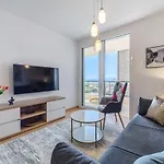 Golden View 8