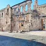 Split It Hostel