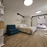 Derek Apartments