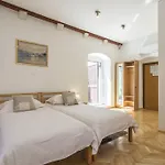 Carrara Accommodation