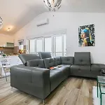 Sea Sparkle Luxury Apartment