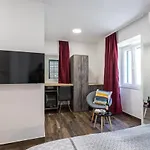 Apinelo Hostel & Apartments