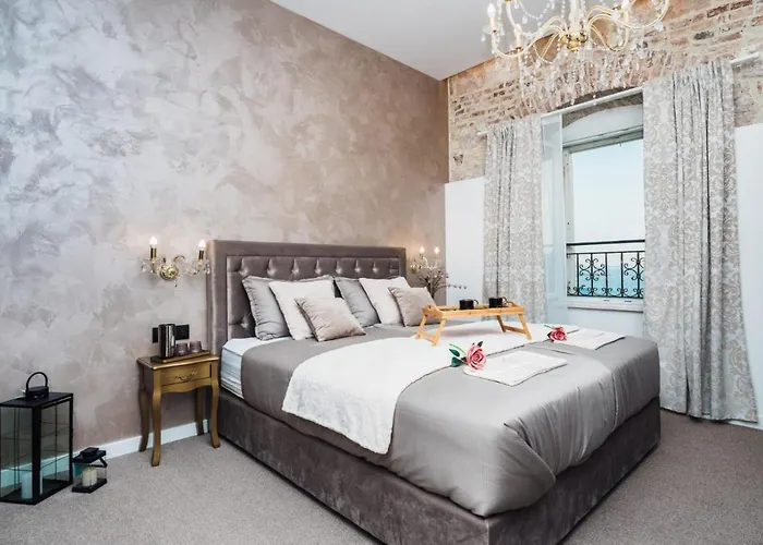 Luxury Rooms L&L