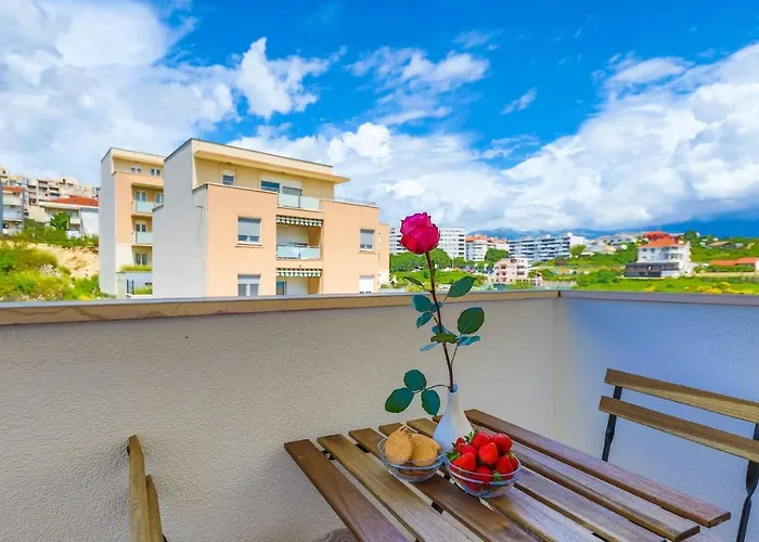 Close To Znjan Beach Spacious Studio With Balcony