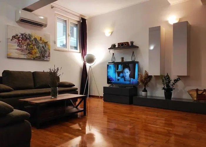 Spacious Apartment Near City Center And The Beach