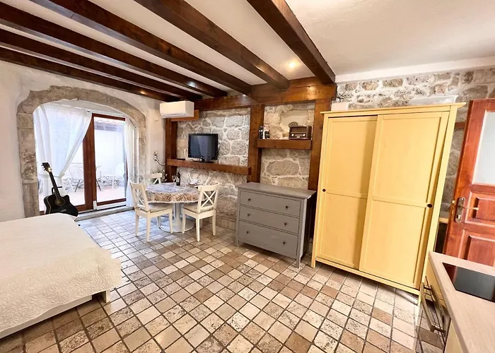 Guesthouse F