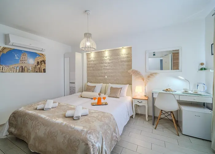 Central Split Rooms And Apartments Paese